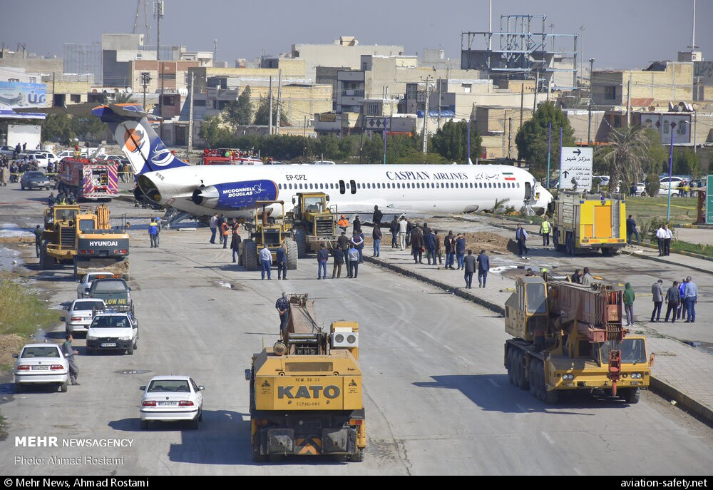 McDonnell Douglas MD-83 авиакомпании Caspian Airlines выкатился за пределы ВПП 13 после посадки Бандар Махшехр, Иран.