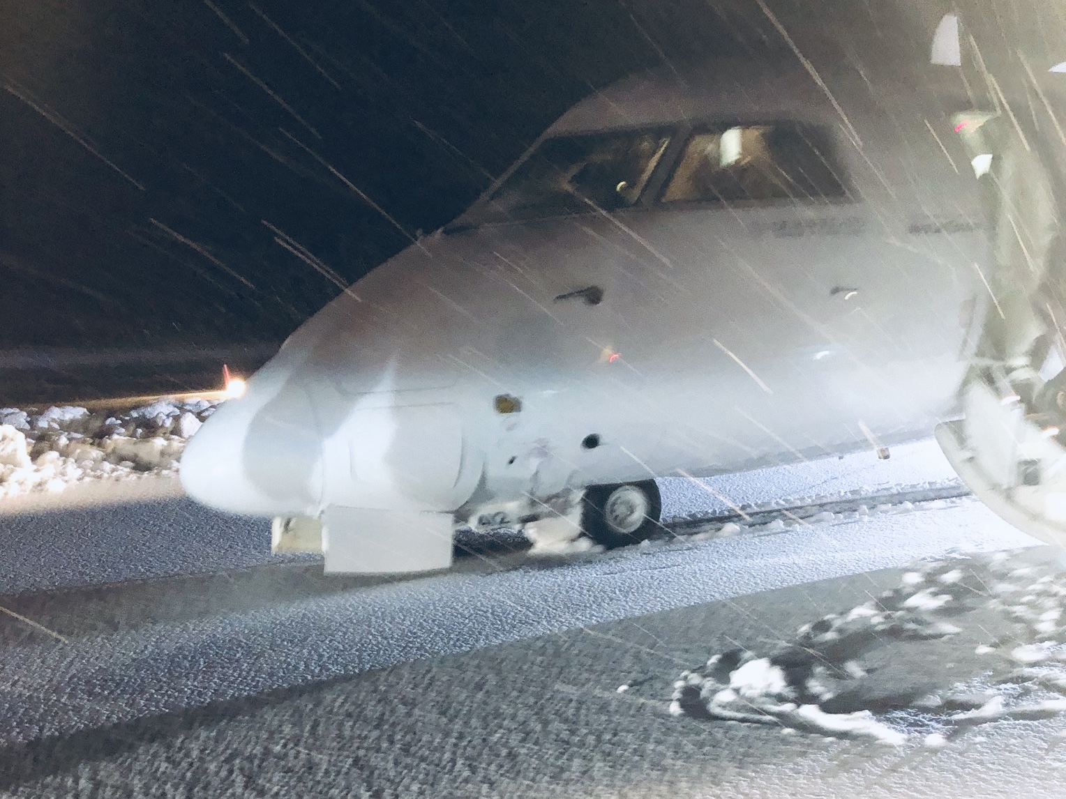 У самолета DHC-8-400 авиакомпании WestJet Encore, выполнявшего рейс 3107, произошел подлом носовой стойки в результате чего он потерпел аварию при посадке в аэропорту Террас, Канада.