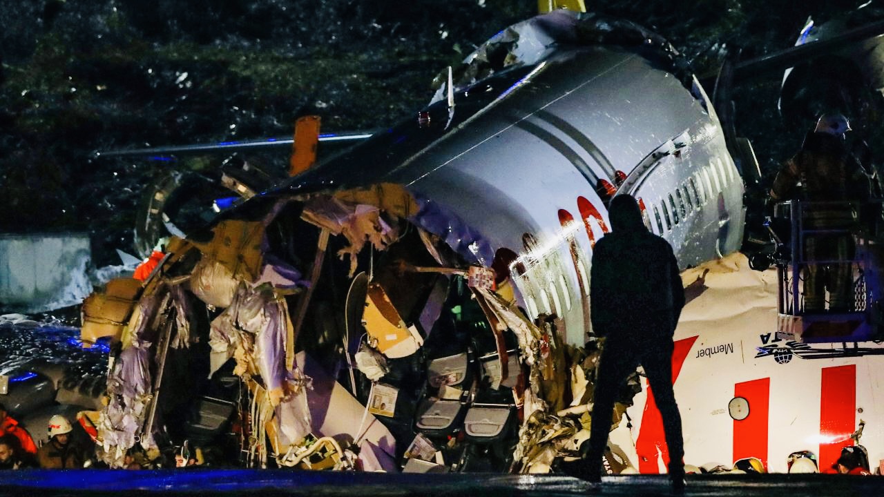 Рейс 2193 авиакомпании Pegasus Airlines, Боинг 737-800, выкатился за пределы взлетно-посадочной полосы после посадки на ВПП 06 в международном аэропорту Стамбул, Турция. На борту было 183 человека. Министр здравоохранения Турции сообщил, что три человека погибли, 157 получили ранения.