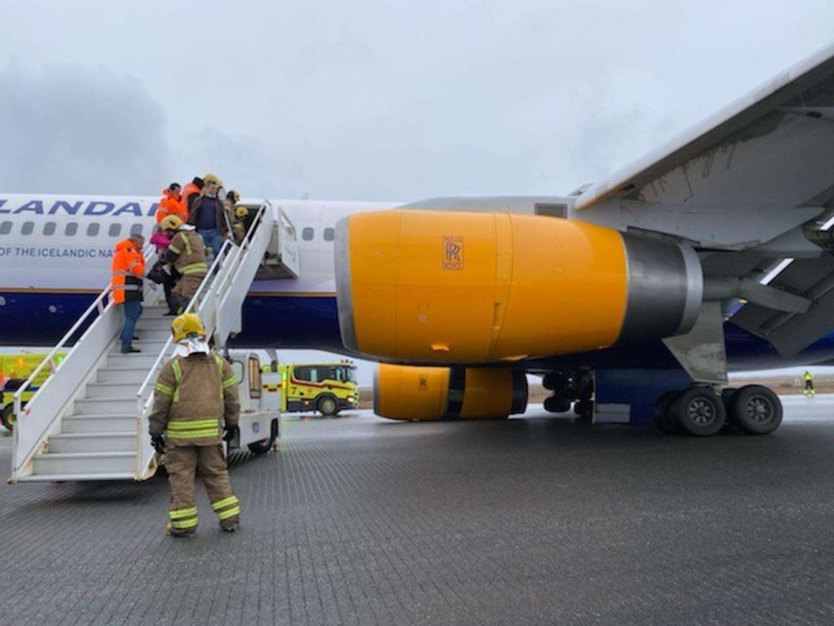 Boeing 757-200 авиакомпании Icelandair, выполнявшего рейс 529, произошло разрушение правой основной стойки шасси после посадки на взлетно-посадочной полосе 10 в Международном аэропорту Кефлавик, Исландия.