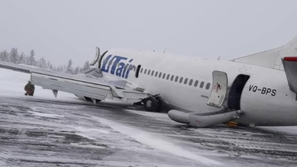 Boeing 737-524 авиакомпании UTair, выполнявший рейс 595, выкатился за пределы ВПП после приземления в аэропорту Усинска, Россия.